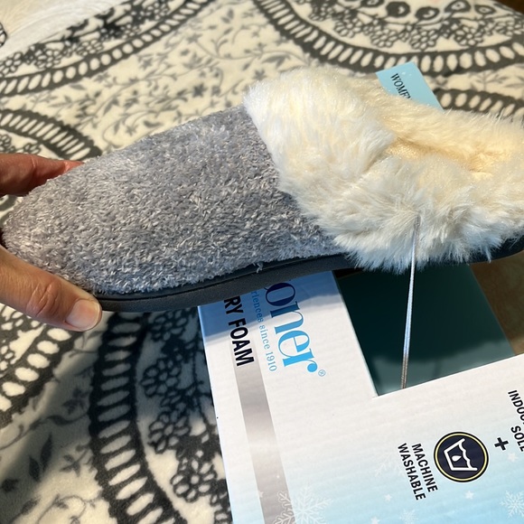 Isotoners Slippers Memory Foam Gray Indoor Outdoor Sole Womens 7.5-8 - Picture 9 of 11